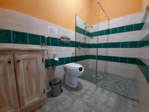 A bathroom at La Fattoria Delle Tartarughe