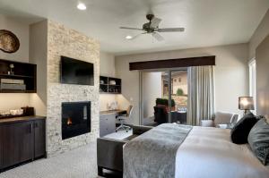 ein Schlafzimmer mit einem Bett und einem Kamin in der Unterkunft Garden of the Gods Resort & Club in Colorado Springs