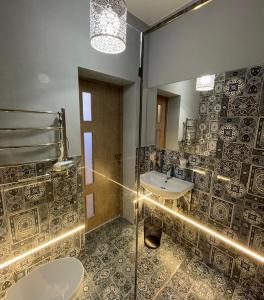 a bathroom with a sink and a mirror at Апарт-Готель у центрі Трускавця in Truskavets