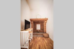 un salon avec une cheminée et une télévision dans l'établissement Marin Malouin,à 2 pas de la mer & d'intra muros, proche gare., à Saint-Malo