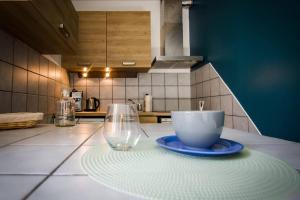 une tasse et un verre sur un comptoir dans une cuisine dans l'établissement Marin Malouin,à 2 pas de la mer & d'intra muros, proche gare., à Saint-Malo