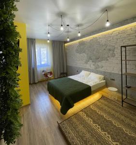 um quarto com uma cama e uma parede de tijolos em Апарт-Готель у центрі Трускавця em Truskavets