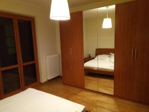 ein Schlafzimmer mit einem Spiegel und einem Bett darin in der Unterkunft A CASA DI LUCA E GLORIA 2 in Giulianova