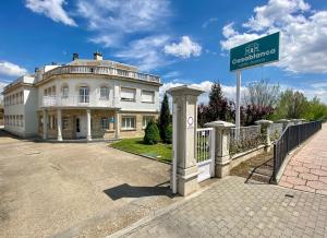 a street sign in front of a house at Casablanca Hotel Studios in Santa Marta de Tormes