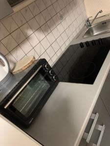 blat kuchenny ze zlewem i kanapką na tosterze w obiekcie Apartman Edin w mieście Umag +3 zdjęcia