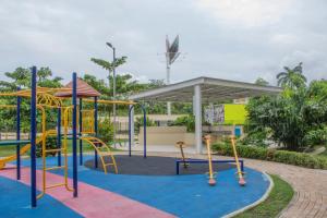 um parque infantil com equipamento colorido em Puerto Azul Club House em Ricaurte
