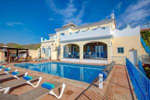Bazén v ubytování Villa Ladera Mar by Villa Plus nebo v jeho okolí