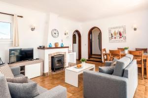 TV a/nebo společenská místnost v ubytování Villa Limon by Villa Plus