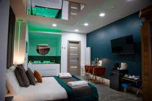 TV a/nebo společenská místnost v ubytování Hotel Ibisco Suites & Relax