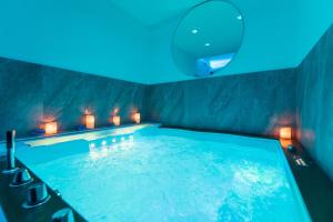 Bazén v ubytování Hotel Ibisco Suites & Relax nebo v jeho okolí