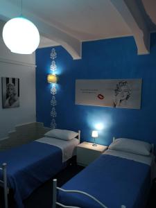 A bed or beds in a room at Marilyn