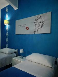 A bed or beds in a room at Marilyn