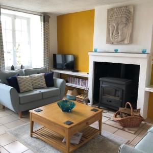Area tempat duduk di Walnut Tree Gite Brittany