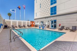 a swimming pool in front of a building at Holiday Inn Express & Suites - Phoenix Dwtn - State Capitol by IHG in Phoenix