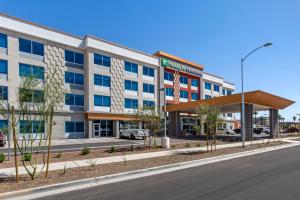 une image d'un immeuble de bureaux dans une rue dans l'établissement Holiday Inn Express & Suites - Phoenix Dwtn - State Capitol, an IHG Hotel, à Phoenix