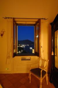 Vista generica sulle montagne o vista sulle montagne dall'interno della villa
