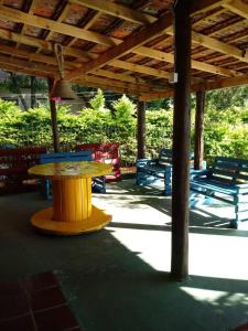 eine Terrasse mit einem Tisch und Stühlen unter einem Pavillon in der Unterkunft Hotel Veritas in Guarapuava
