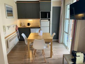 Η κουζίνα ή μικρή κουζίνα στο Appartement familial avec vue sur la mer à Agay - 40 m² + piscine