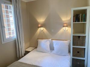 Ένα ή περισσότερα κρεβάτια σε δωμάτιο στο Appartement familial avec vue sur la mer à Agay - 40 m² + piscine