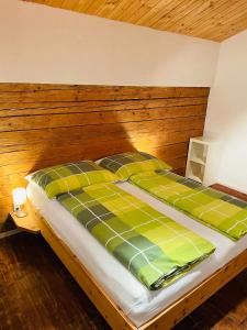 Rúm í herbergi á Uriges Alpen-Apartment Stefan Juen