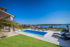 Πισίνα στο ή κοντά στο Villa Neo