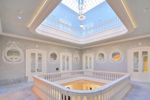 um quarto amplo com uma grande clarabóia e uma banheira em Tandem Palacio Veedor de Galeras Suites em Cádiz