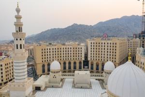 uma vista para uma cidade com uma mesquita e edifícios em Copthorne Makkah Al Naseem em Meca