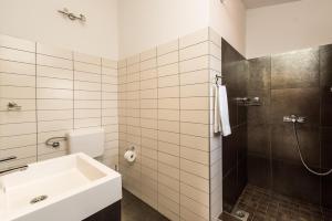 bagno bianco con lavandino e doccia di Apartment Anita a Savar