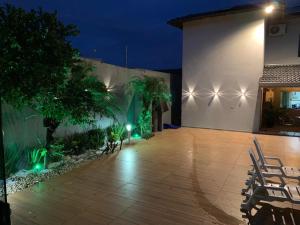 einen Innenhof eines Hauses in der Nacht mit Lichtern in der Unterkunft Sobrado com 5 suítes para temporada e show rural in Cascavel