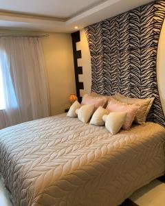 En eller flere senge i et værelse på Sobrado com 5 suítes para temporada e show rural