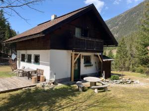 mały dom z tarasem i patio w obiekcie Kleine Ahornau w Schladming
