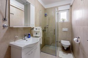 Ένα μπάνιο στο Apartments Miroslava +43 φωτογραφίες
