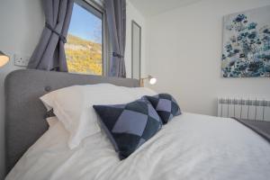 Giường trong phòng chung tại Scalpay@Knock View Apartments, Sleat, Isle of Skye