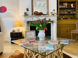 sala de estar con mesa de cristal y chimenea en The White Queen B&B, en Brujas