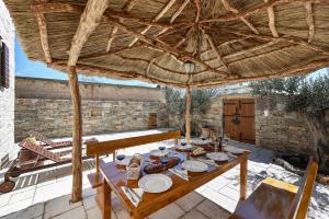 Patio alebo iná vonkajšia časť ubytovania Villa Calandra
