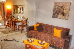 - un salon avec un canapé et une photo de cheval sur le mur dans l'établissement Stone house under Acropolis, à Athènes 19 autres photos