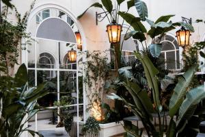 een kamer gevuld met veel planten en verlichting bij Hotel Vilòn - Small Luxury Hotels of the World in Rome