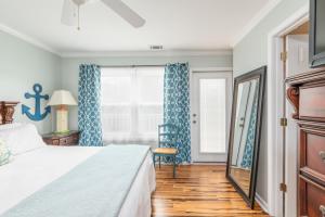 um quarto com uma cama e uma janela em Marsh Haven em Tybee Island
