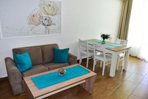 una sala de estar con un sofá y una mesa en Silver beach Studio Byala, en Byala