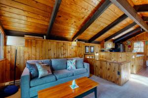 uma sala de estar com um sofá azul e um tecto de madeira em Saco Sunshine Delight em Lower Bartlett