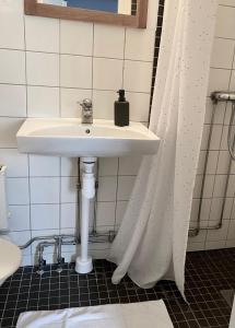 Ett badrum på Kaptenshuset Hotell