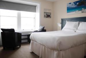 Een bed of bedden in een kamer bij The Boathouse