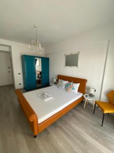a bedroom with a bed and a chair in it at Seafront Mamaia - Casa Del Mar Residence in Mamaia