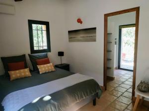 Postel nebo postele na pokoji v ubytování Villa Bleucassis + 36 fotografií