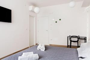 - une chambre avec un lit et des serviettes dans l'établissement La Casa di Greta, à Vérone