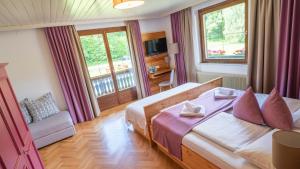 una camera d'albergo con un letto e una finestra di Seehof Feidig a Velden am Wörthersee
