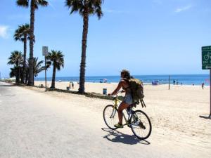 een man die fietst op het strand bij Splendid OceanView Unit Marina del Rey Venice CA in Los Angeles