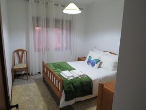 een slaapkamer met een bed met twee boeken erop bij apartamento Vila do Conde in Vila do Conde