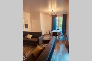 - un salon avec un canapé et une table dans l'établissement Bel Appartement calme dans villa Provençale, à Montboucher-sur-Jabron