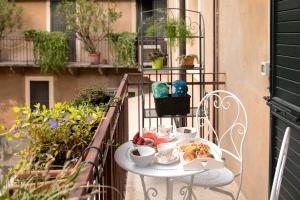 uma mesa com uma bandeja de comida numa varanda em Riva San Zeno - Mood Apartments em Verona